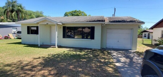 Building Photo - Two bedroom one bath