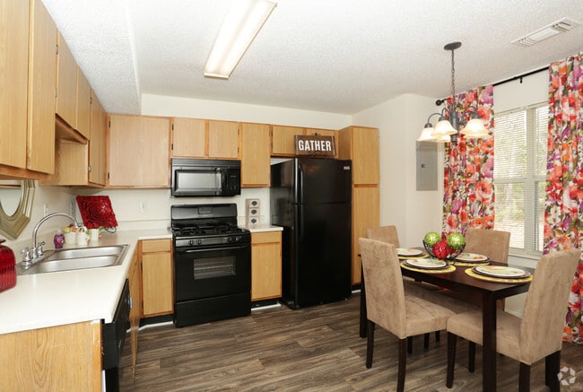 2HAB, 2BA - 1,196 ft² - Townhomes at Pinehill