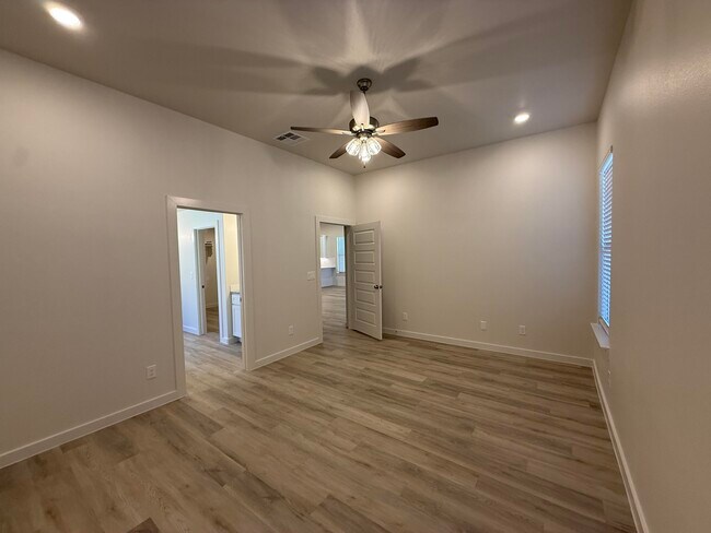 Building Photo - 10502 Beaufort Ave