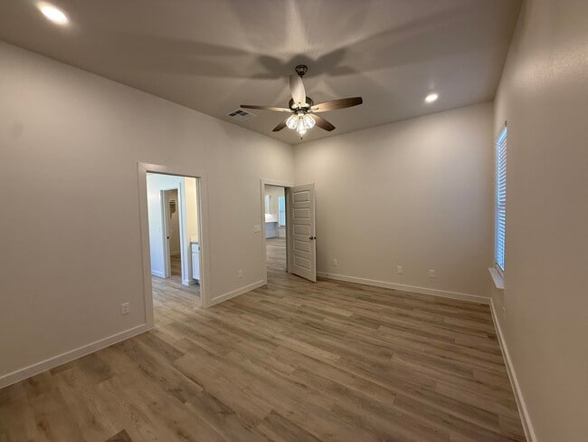 Foto del edificio - 10502 Beaufort Ave