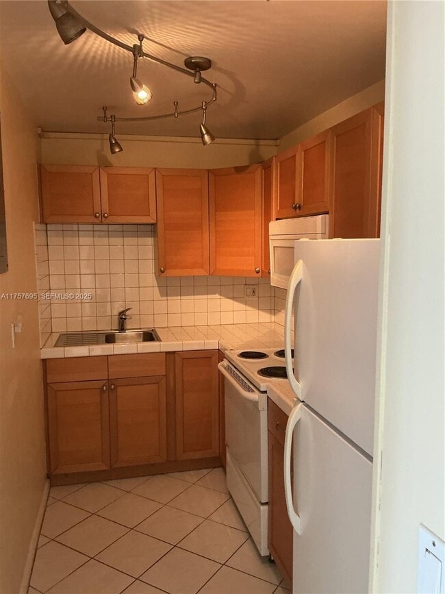 Building Photo - 200 S Birch Rd