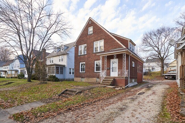 Foto del edificio - Large Firestone 4 Bed Brick Home