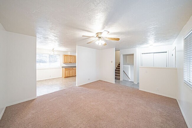 Foto del edificio - Spacious and recently updated, this 6-bedroom, 3-bathroom home in Ammon