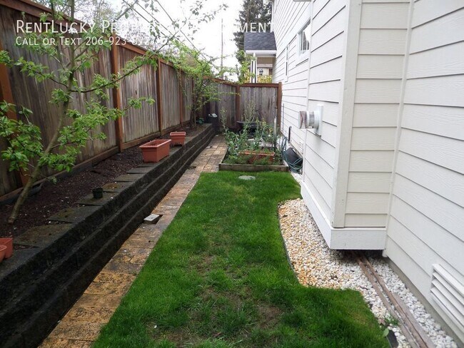 Building Photo - Fantastic Rose Hill/Bridle Trails Area 4 B...