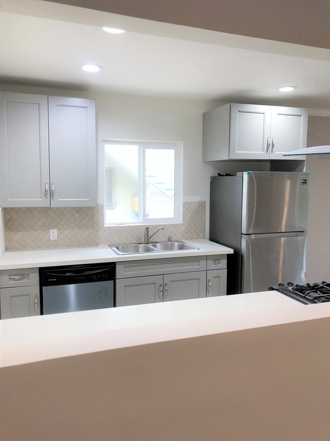 Building Photo - 1040 N Sierra Bonita Ave