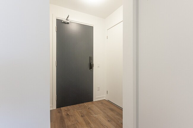 Building Photo - 405 Dundas St W