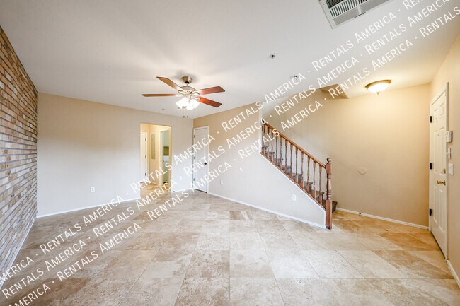 Foto del edificio - 2353 E Huntington Dr
