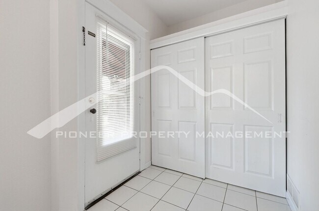 Foto del edificio - Spacious Duplex with Off Street Parking in the Highlands!