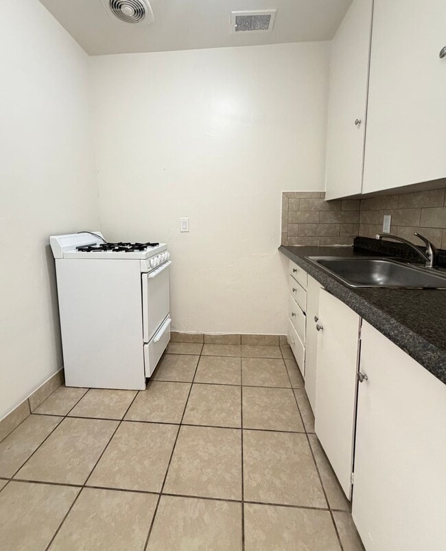 Foto del edificio - 585 W 3rd St