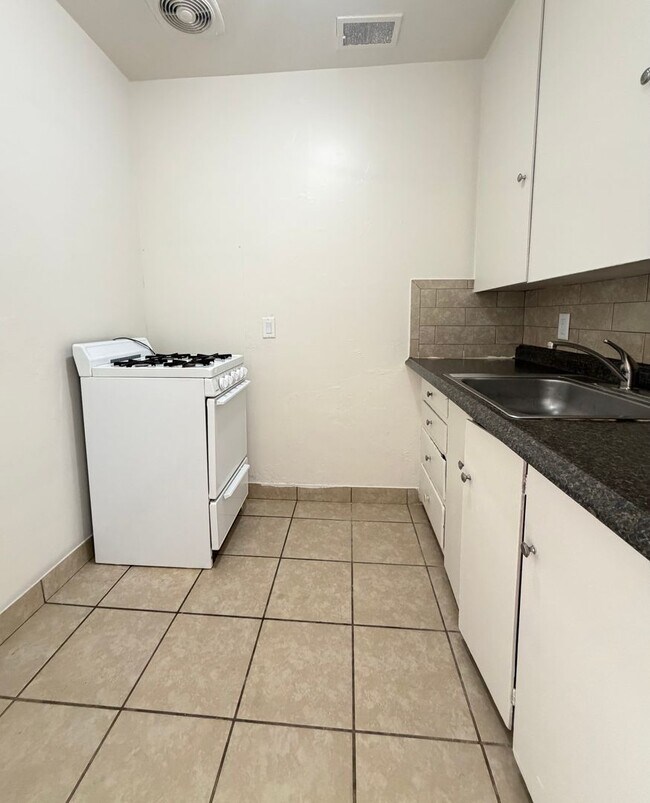 Foto del edificio - Cozy 1 bedroom 1 bathroom apartment available for lease in Yuma, AZ!
