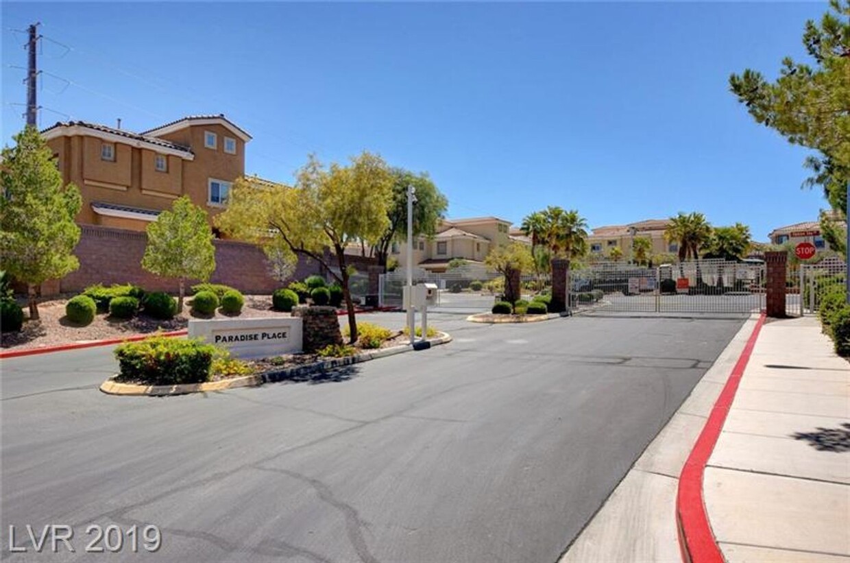 Foto principal - Modern Upgraded Townhome in Gated Community!