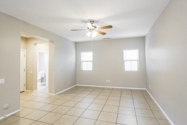 Foto del edificio - 8411 W Lewis Ave