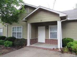 Building Photo - 1410 Robins St