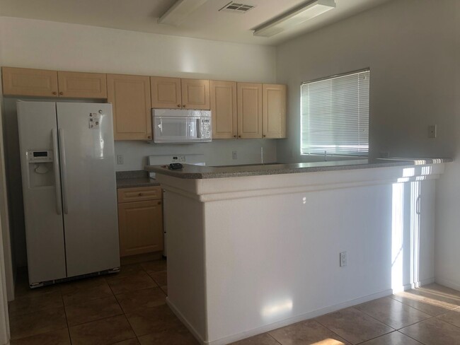 Building Photo - 2 Bedroom Townhome
