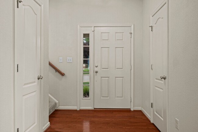 Foto del edificio - Beautifully Maintained 3-Bedroom Townhome with Bonus Room in Desirable Community