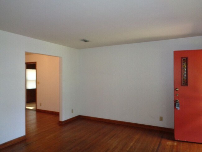 Foto del edificio - 6306 Romilly Dr