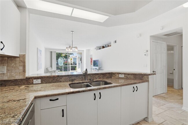 Foto del edificio - 2460 Old Groves Rd