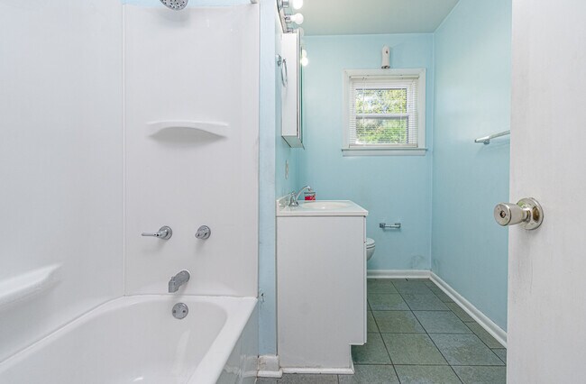 Building Photo - 3300 Woodsman Ln