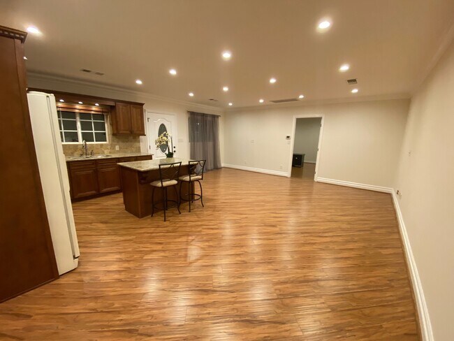 Building Photo - 6428 Sunnyslope Ave
