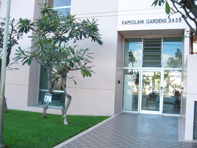 Kapiolani Gardens Entrance - 2439 Kapiolani Blvd
