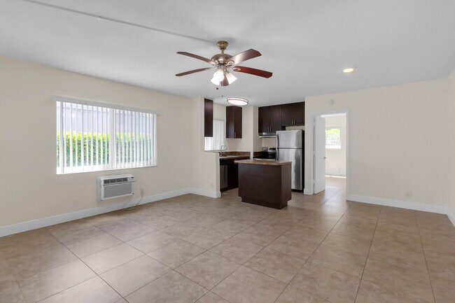 Foto del edificio - 560 NE 46th St