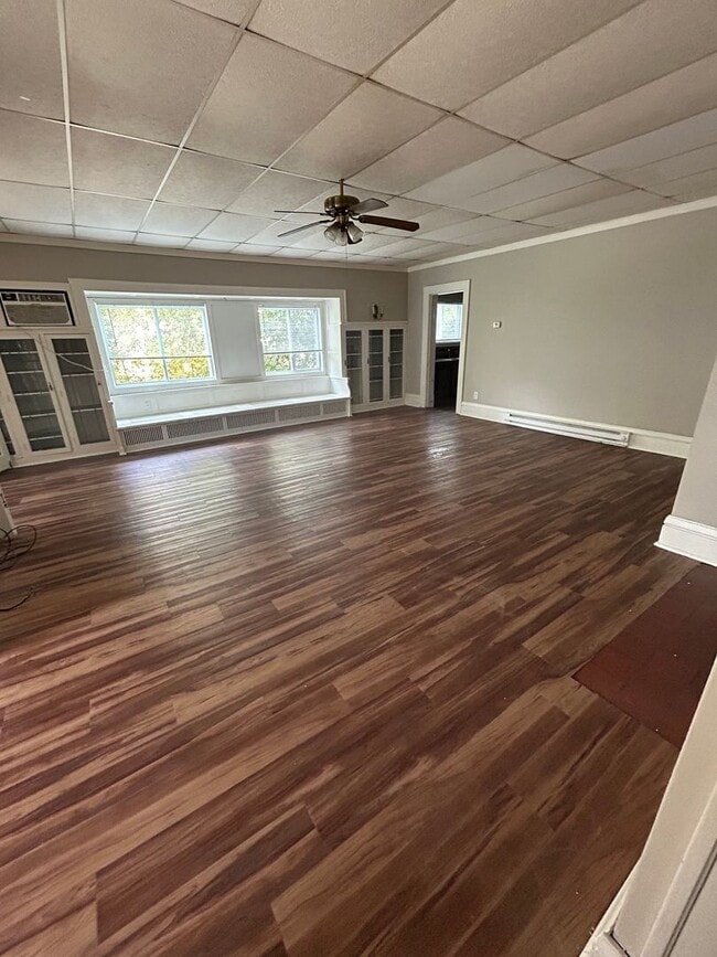 Building Photo - Large 2 Bedroom 1 Bath Apartment