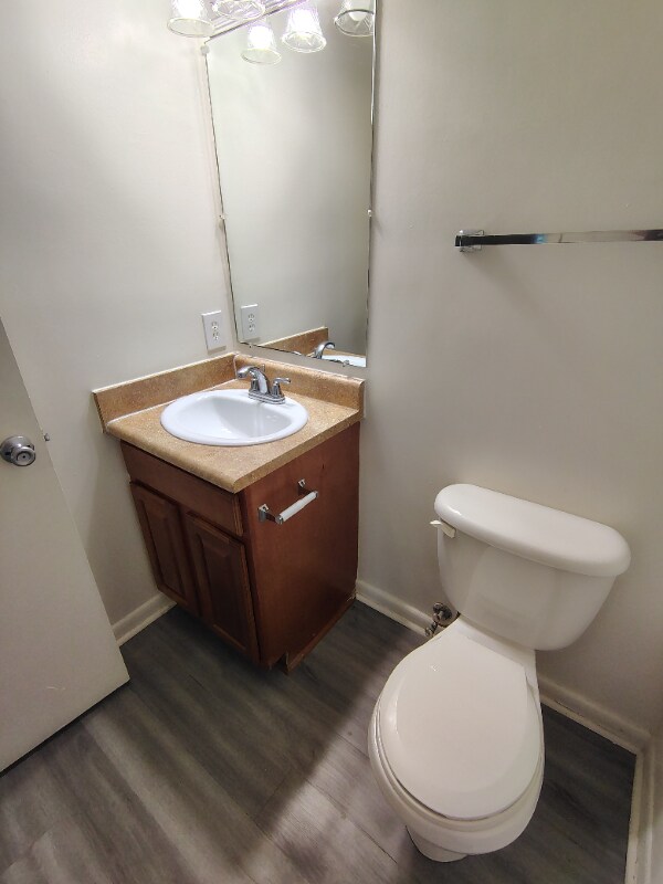 Foto del edificio - 600 Reusens Rd