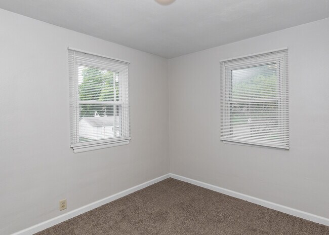 Building Photo - Downtown Townhomes