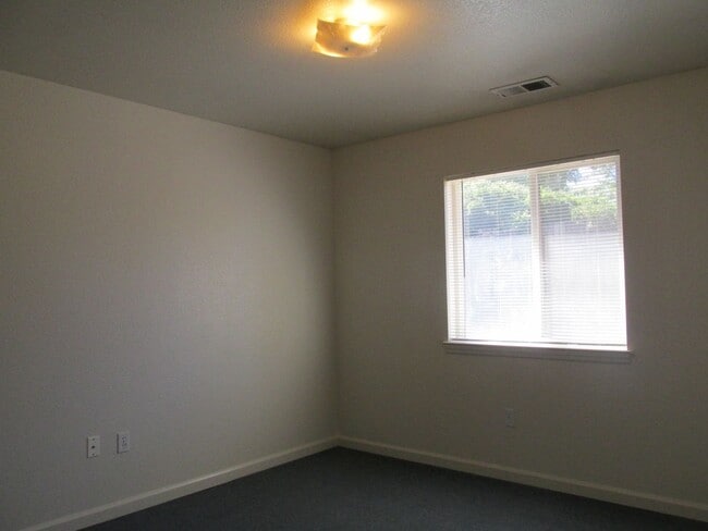 Building Photo - THREE BEDROOM TWO BATH DUPLEX FOR RENT