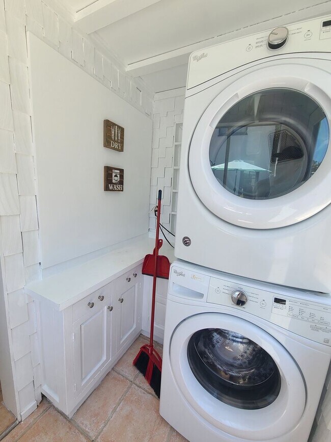 Building Photo - Charming 2 Bed 1 bath "fully furnished monthly rental" in La Jolla Village.