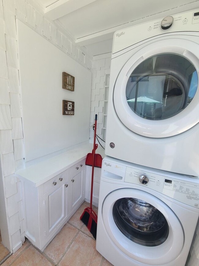 Foto del edificio - Charming 2 Bed 1 bath "fully furnished monthly rental" in La Jolla Village.