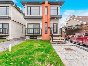 Building Photo - 847 Woodroffe Ave