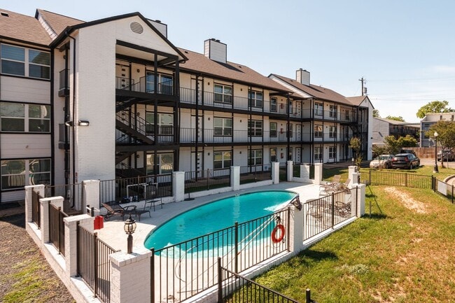 Foto del edificio - Updated North Austin Condo with Modern Fin...