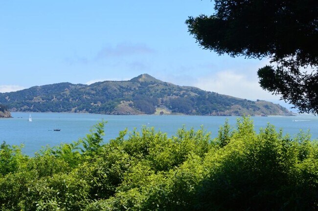 Foto del edificio - The Historic Tank House | Panoramic Bay & SF Skyline Views