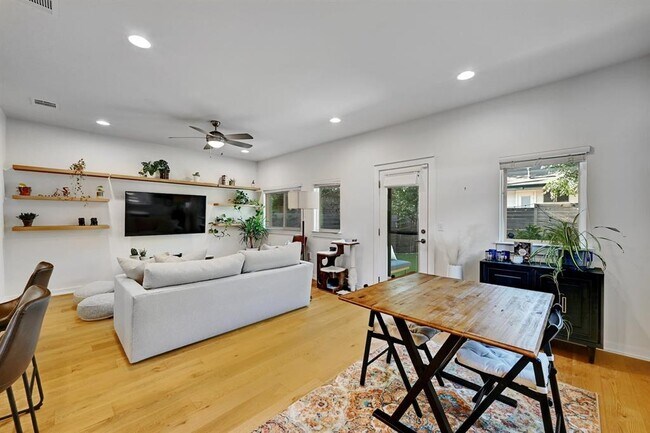 Building Photo - 6800 Menchaca Rd