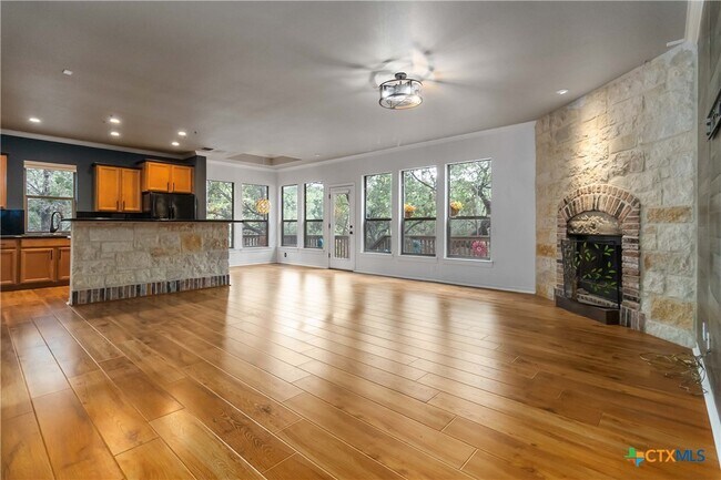Foto del edificio - 1454 Rose Ln