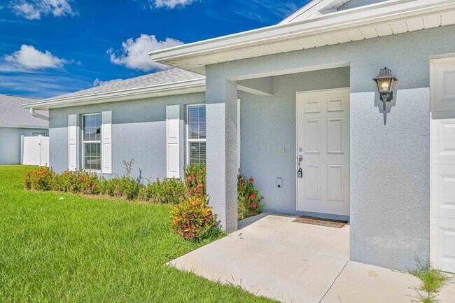 Foto del edificio - Spacious Three-Bedroom Home with Open Floor Plan, Large Yard