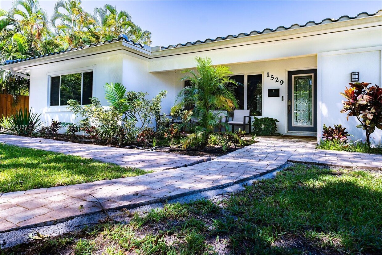 Foto principal - 1529 Bayview Dr
