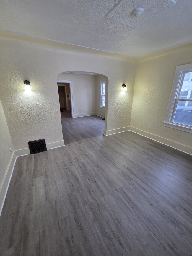 Building Photo - 1938 Clinton St