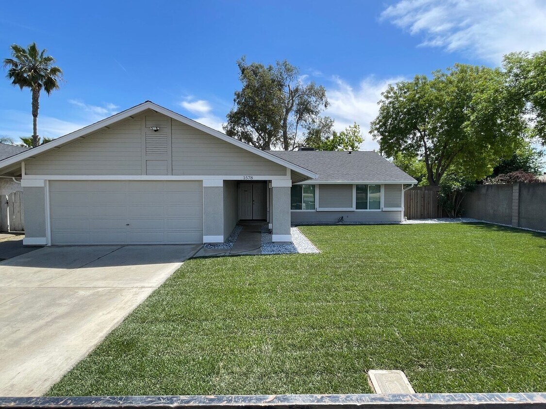 Foto principal - Beautiful Single Story Home Ready To Be Home!