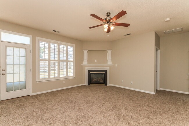 Foto del edificio - 5811 Briggs Dr