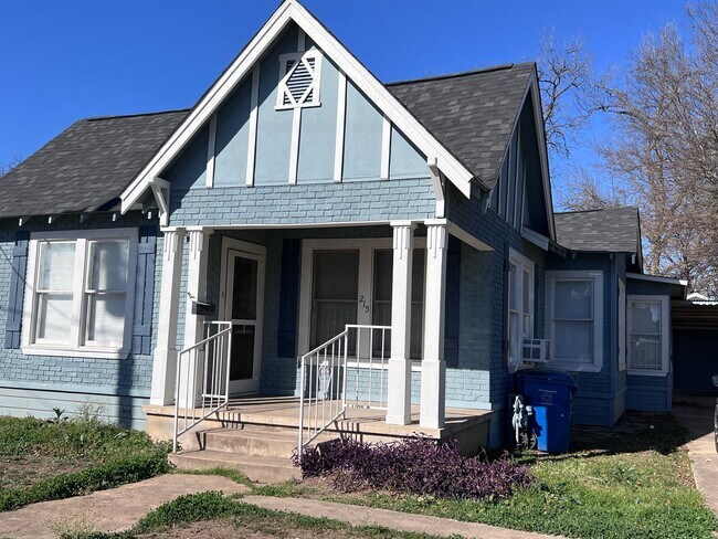 Building Photo - 215-Jennings ave