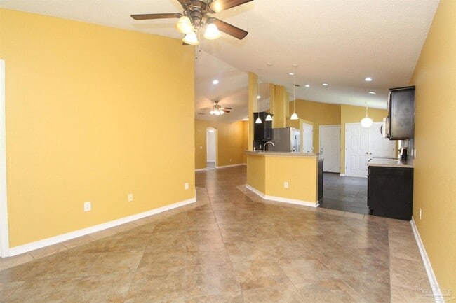 Building Photo - 639 Saleta St