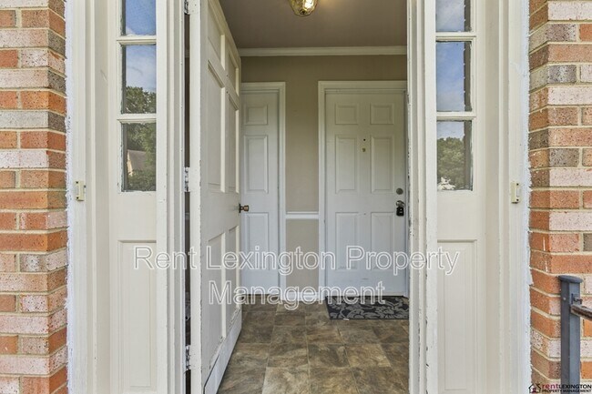 Foto del edificio - 1321 Leaning Tree Ln
