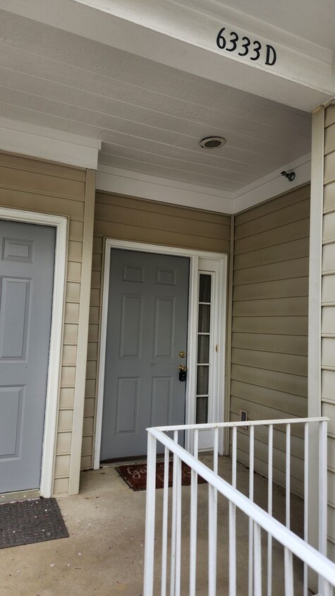 Building Photo - Fabulous 2/2 plus Den and Garage