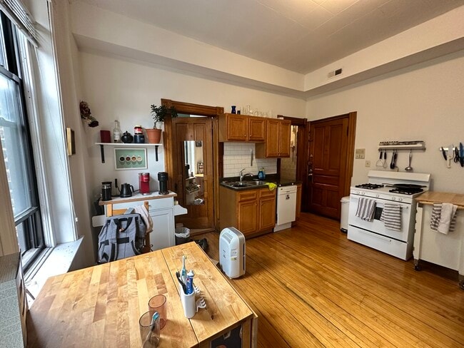 Building Photo - 1049 N Marshfield Ave