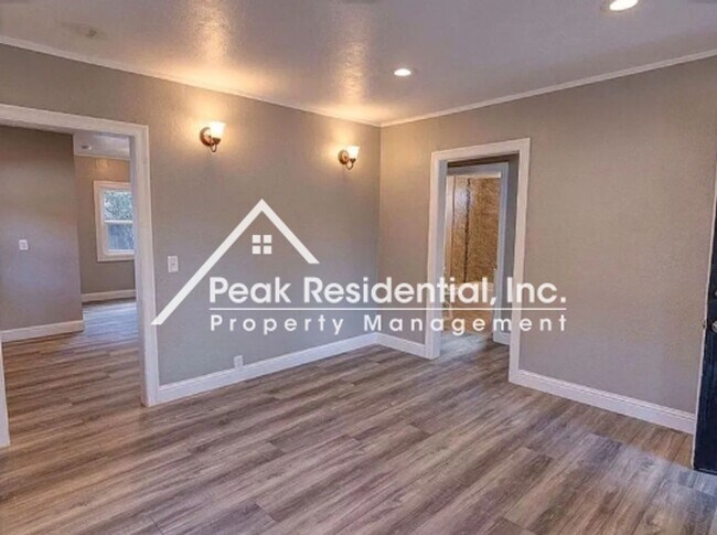 Building Photo - Nicely Updated 2bd/1ba House With Large Yard!