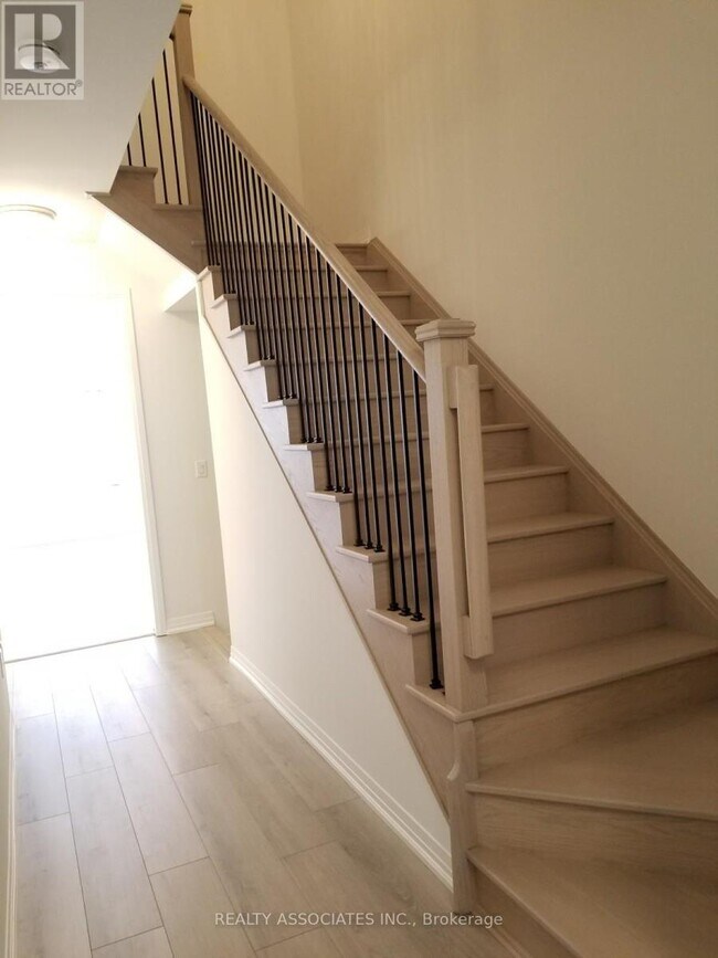 Building Photo - 71 Schmeltzer Cres