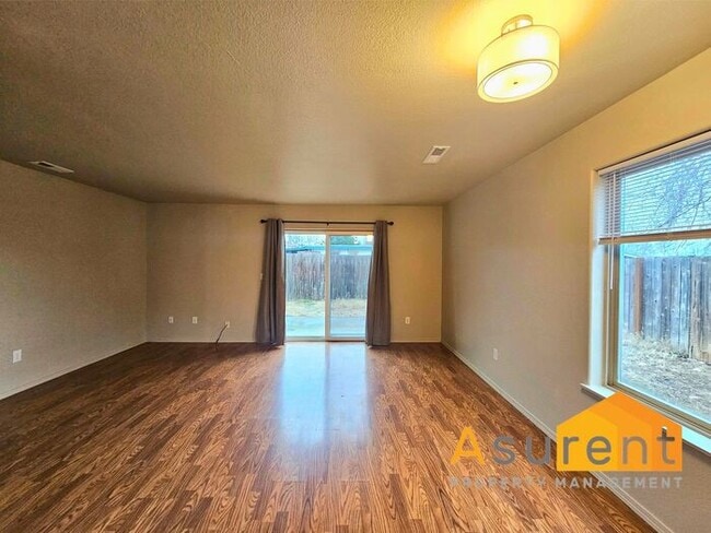 Building Photo - Freshly Renovated Duplex: 2 Bedrooms, 1.5 Bathrooms, w/ Fenced Backyard