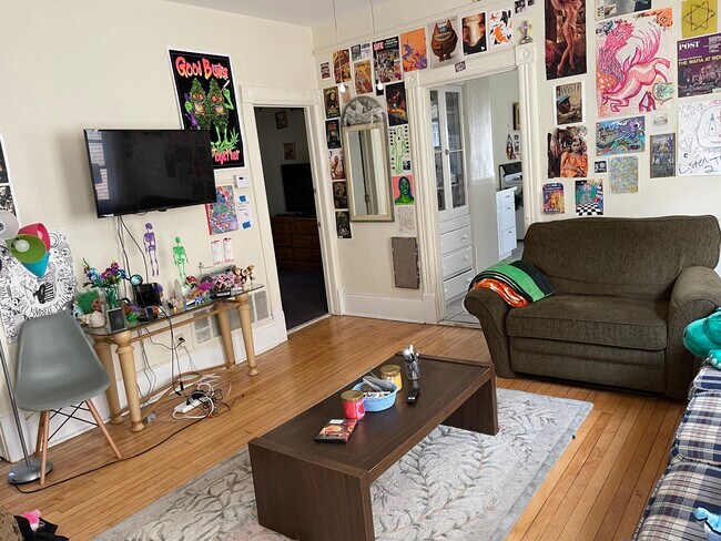 Foto del edificio - 2488 N Bartlett Ave